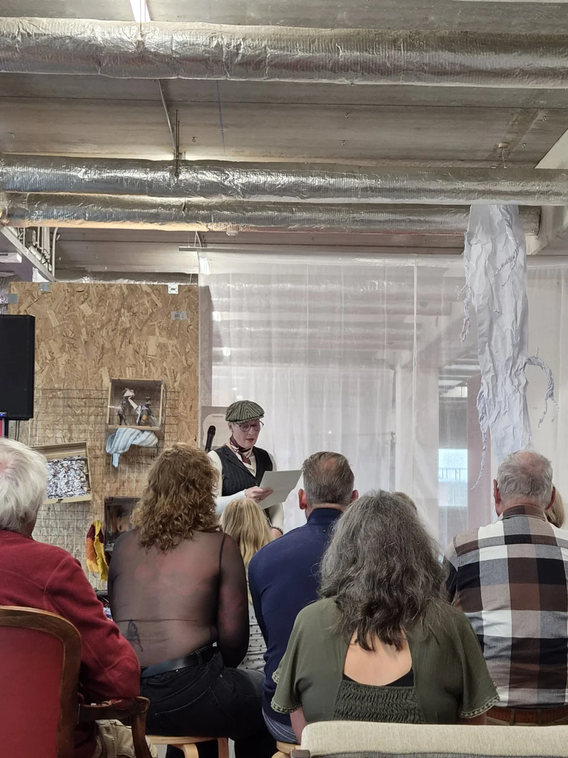 Een voordrager met een tekstblad voor het publiek bij Museum Tongerlohuys – EKP